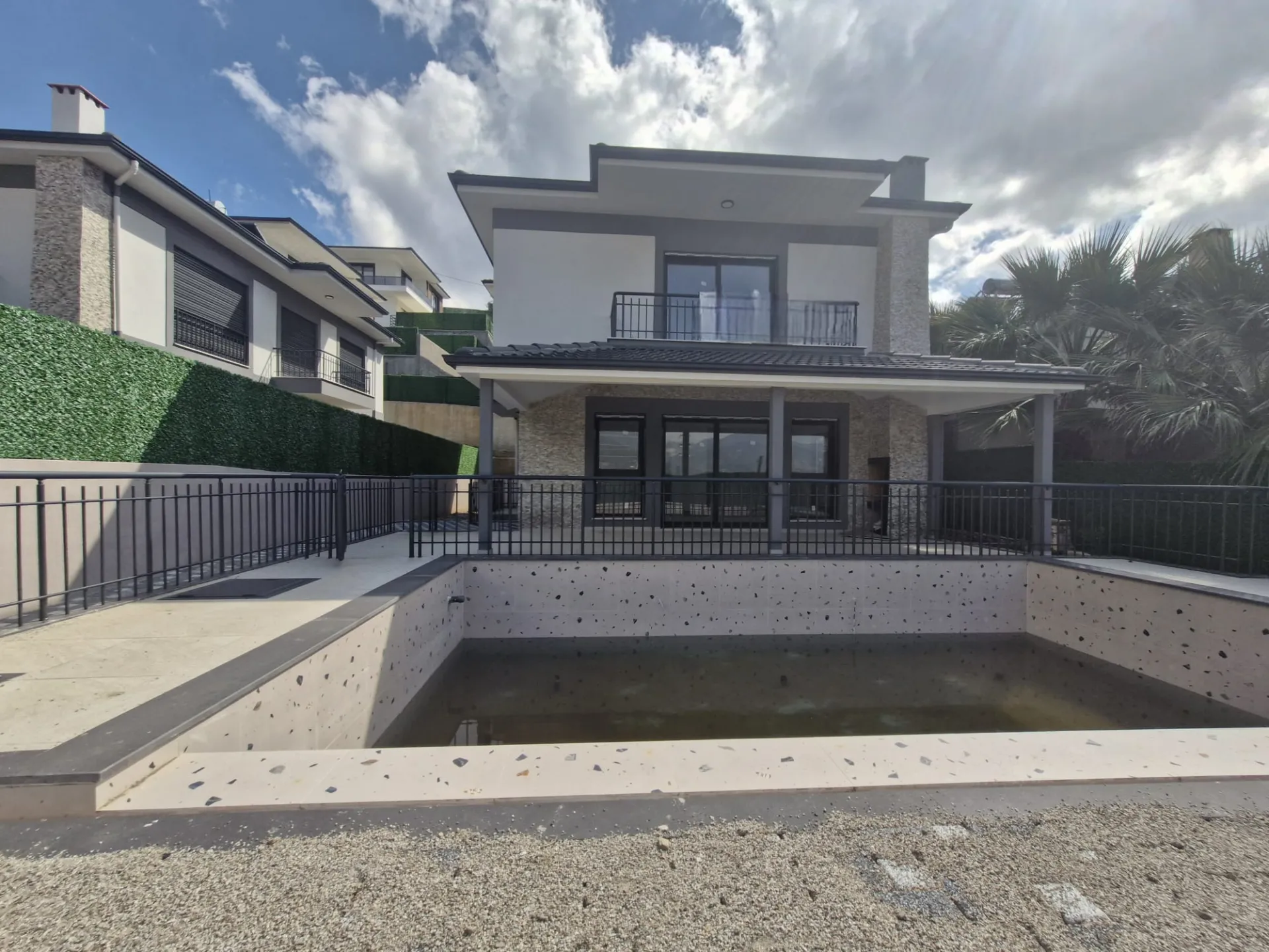 Fethiye Üzümlüde Doğa İle İç İçe Manzaralı 4+1 396m2 Müstakil Villa